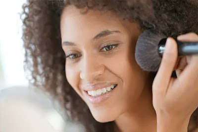Maintaining Healthy Skin While Wearing Makeup